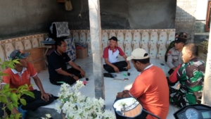 Tingkatkan Kewaspadaan Musim Penghujan, Babinsa dan Bhabinkamtibmas Komsos dengan Kelian Dusun