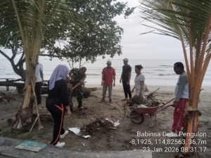 Wujudkan Wisata Asri, Babinsa Sertu Hasan Bisri Dukung Penertiban dan Kebersihan di Pantai Karang Rata