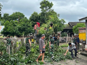Dipimpin Kasi Ter Brigif, Prajurit Denma dan Yon 875 Turun ke Lokasi Bantu Warga Korban Puting Beliung
