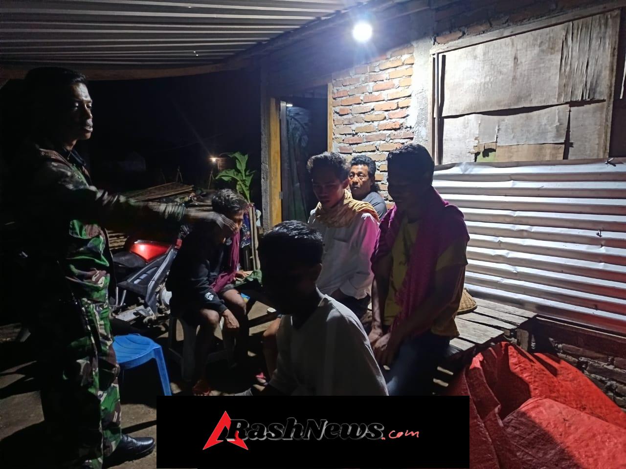 Perkuat Keamanan Wilayah, Babinsa Riwo Ronda Malam Bersama Warga