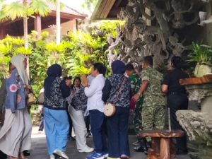 Suasana Akrab Warnai Kunjungan Wisata Budaya Ibu Aspers Kasad di Wilayah Gianyar