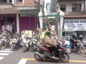 Babinsa Semarapura Kangin Kawal Sholat Jumat, Tegaskan Kontribusi TNI Dalam Kegiatan Keagamaan