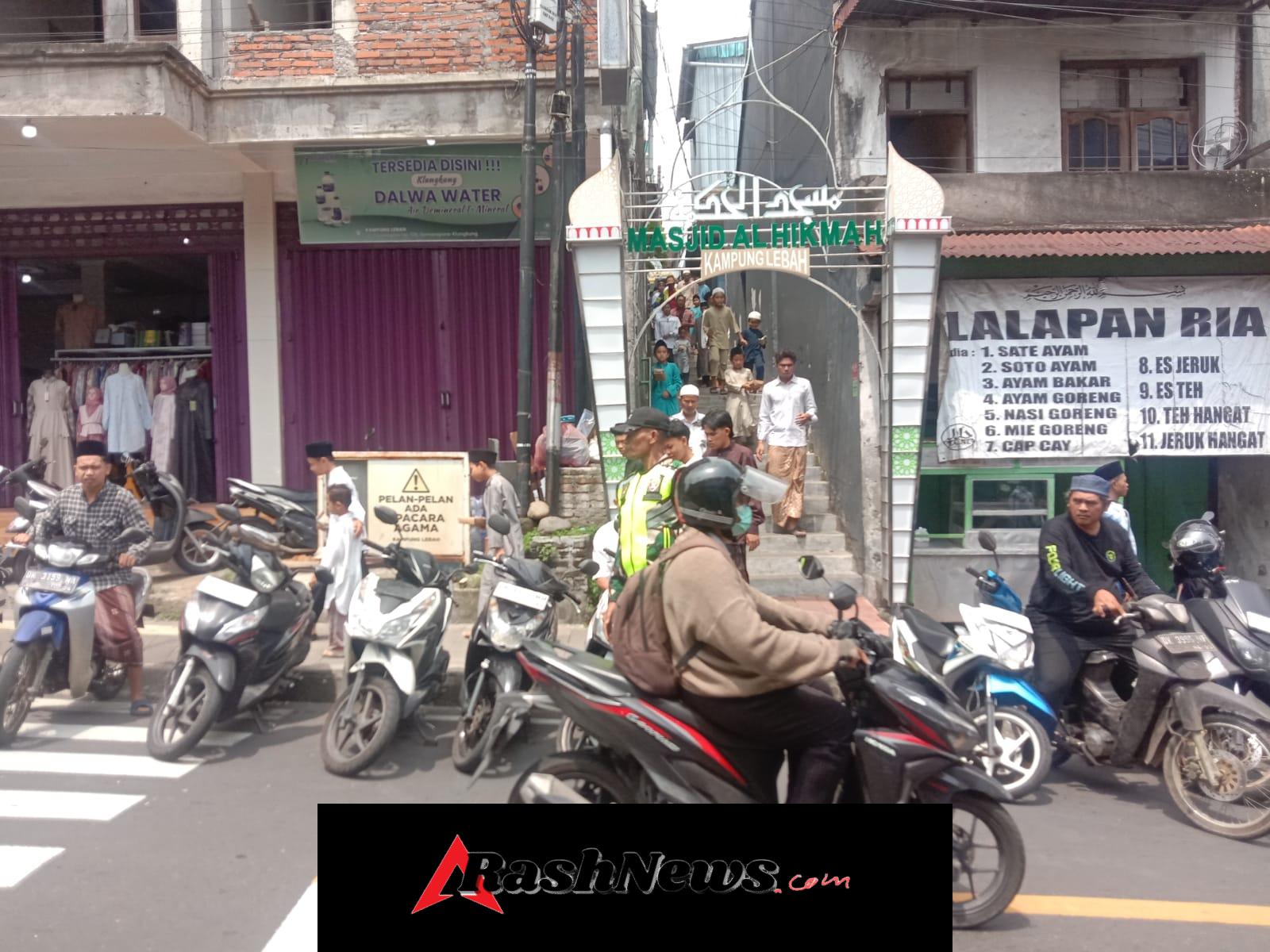 Babinsa Semarapura Kangin Kawal Sholat Jumat, Tegaskan Kontribusi TNI Dalam Kegiatan Keagamaan