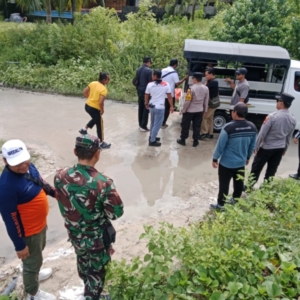 Babinsa Koramil Nusa Penida Dampingi Bupati Dan Rombongan Cek Instalasi SWRO Yang Terendam Air  Akibat Banjir