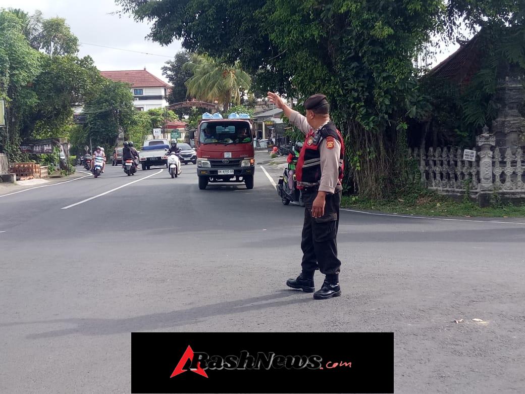 Berikan Rasa Aman Pengguna Jalan, Personel Polsek Abiansemal Atur Lalin Sore Hari