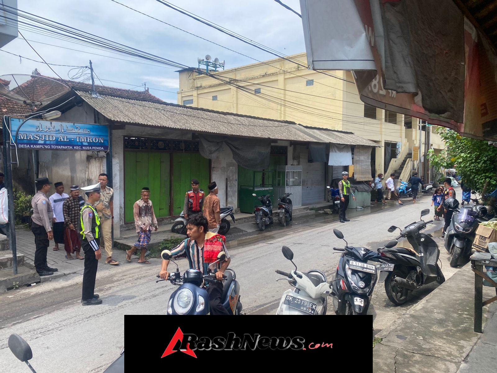 Polsek Nusa Penida Amankan Pelaksanaan Sholat Jumat di Masjid Al Imron Toyapakeh.