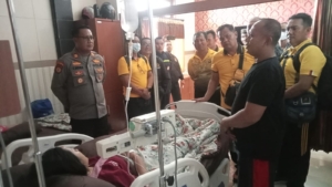 Kapolsek Dawan Jenguk Istri Bhabinkamtibmas yang Dirawat di RS Bintang Klungkung.