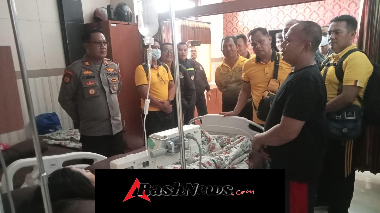 Kapolsek Dawan Jenguk Istri Bhabinkamtibmas yang Dirawat di RS Bintang Klungkung.