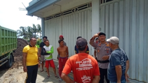 Cegah Kemacetan, Kasat Samapta Polres Klungkung Berikan Himbauan Terhadap Sopir Truk Yang Parkir di Badan Jalan.