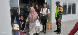 Kehadiran Babinsa Pastikan Keamanan Kedatangan dan Keberangkatan Kapal Darma Rucitra VIII