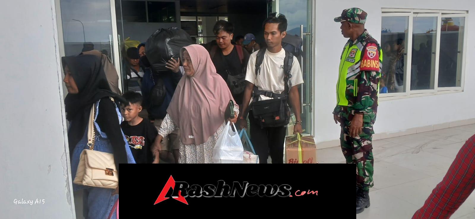 Kehadiran Babinsa Pastikan Keamanan Kedatangan dan Keberangkatan Kapal Darma Rucitra VIII