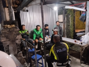 Personil Lalu Lintas Polsek Kuta Utara Beri Imbauan kepada Ojol tentang Tata Tertib Berlalu Lintas