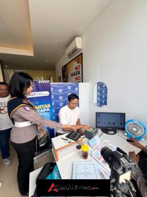 Senyum di Satpas SIM Denpasar: Polisi Humanis, Urus SIM Jadi Lebih Mudah dan Menyenangkan