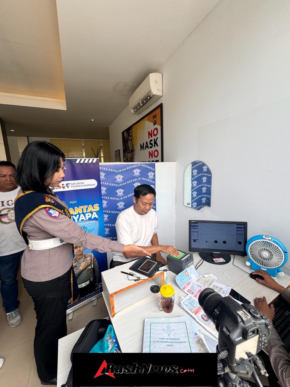 Senyum di Satpas SIM Denpasar: Polisi Humanis, Urus SIM Jadi Lebih Mudah dan Menyenangkan