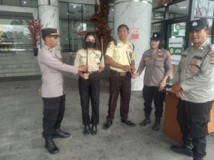 Sambang Binkamsa Binmas Polsek Blahbatuh Serahkan Sarana Kontak Kepada Satpam