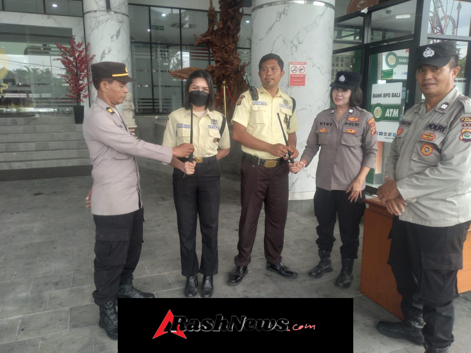 Sambang Binkamsa Binmas Polsek Blahbatuh Serahkan Sarana Kontak Kepada Satpam