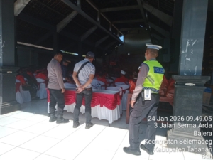 Polsek Selemadeg Amankan Musyawarah Ranting PDI P di Wantilan Desa Bajera