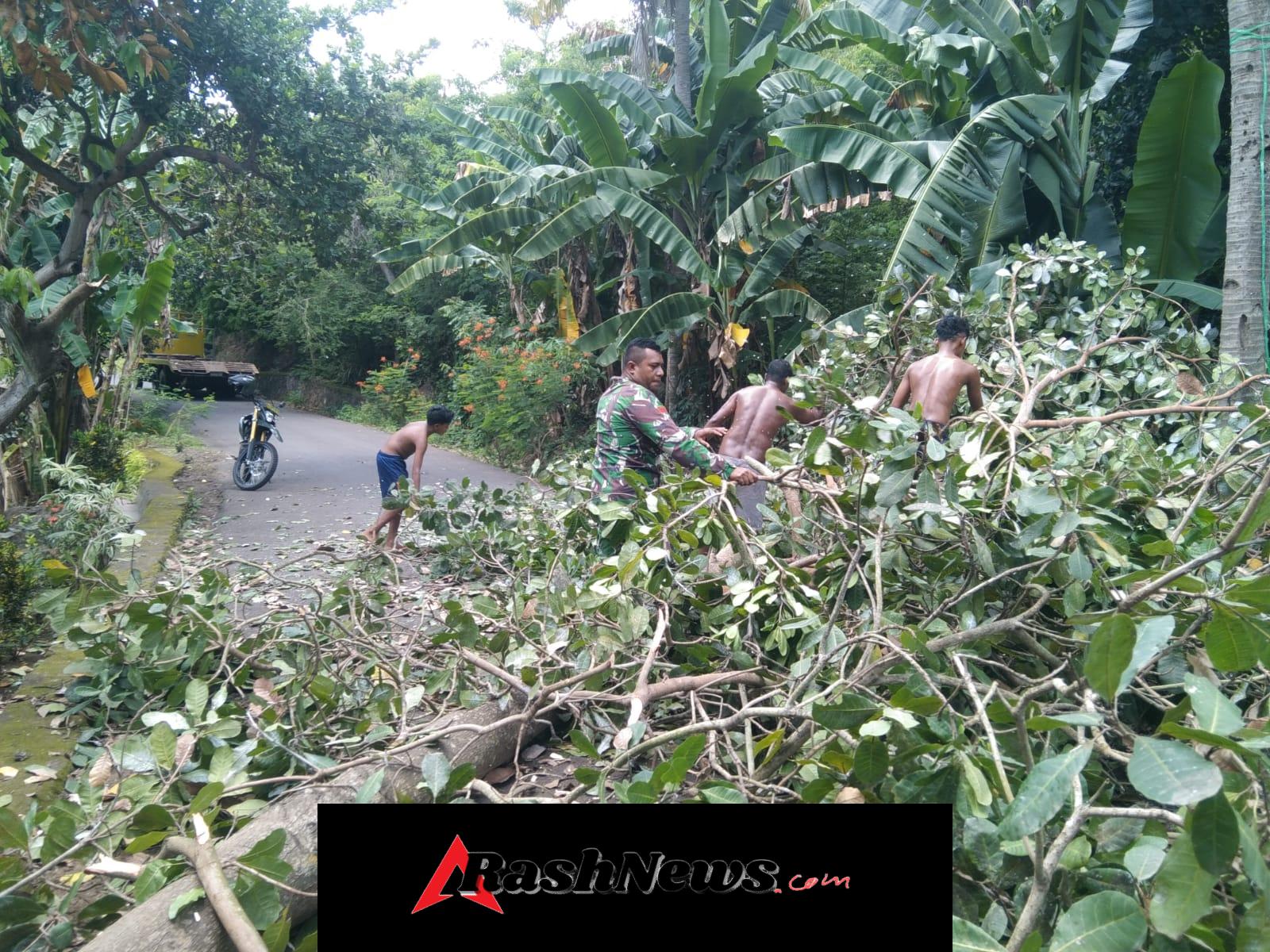 Babinsa Larantuka Bersama Warga Ciptakan Lingkungan Aman di Musim Hujan