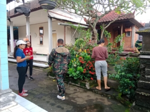 Dari Pintu Ke Pintu Berantas Sarang Nyamuk, Babinsa Semarapura Kaja Wujudkan Wilayah Bebas DBD