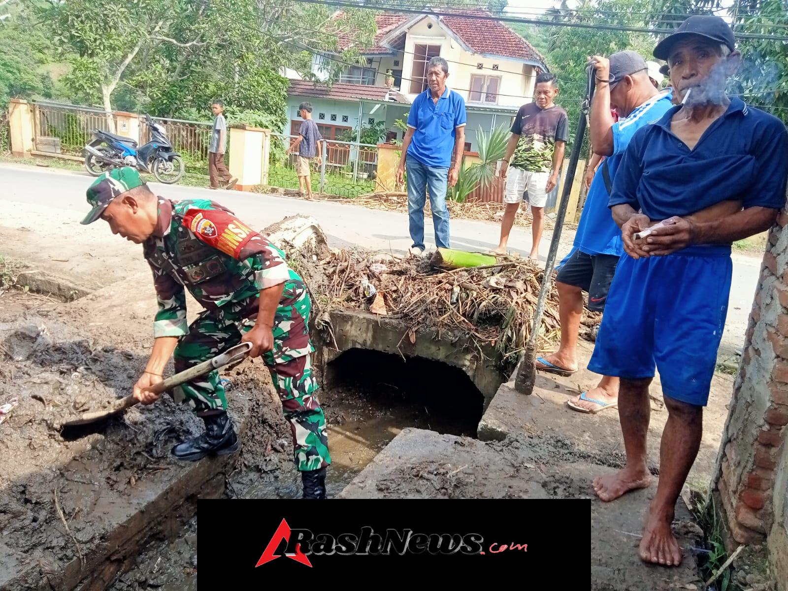 Babinsa dan Bhabinkamtibmas Bersama Warga Perkuat Kepedulian Lingkungan Desa Bre
