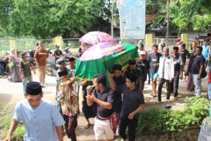 Pemakaman Almarhumah Ny. Rohana, Istri Prajurit Koramil Woha, Berjalan Khidmat