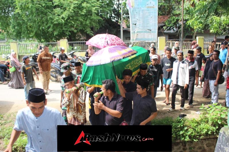 Pemakaman Almarhumah Ny. Rohana, Istri Prajurit Koramil Woha, Berjalan Khidmat