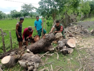 Babinsa dan Warga Bahu-Membahu Pulihkan Akses Jalan di Desa Sawe
