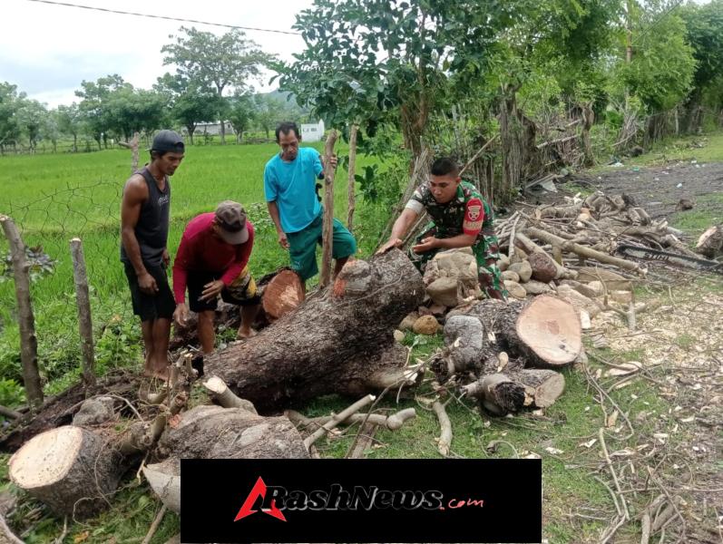 Babinsa dan Warga Bahu-Membahu Pulihkan Akses Jalan di Desa Sawe