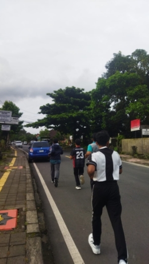 Mantap, Serka Nyoman Suartana Gembleng Fisik Anak Santri Yang Bercita-Cita Masuk TNI