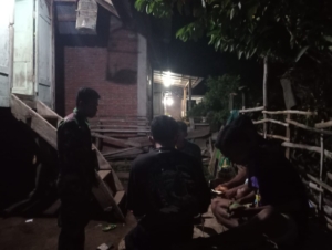 Kongkow-kongkow Bersama Warga, Babinsa Manggelewa Perkuat Kamtibmas