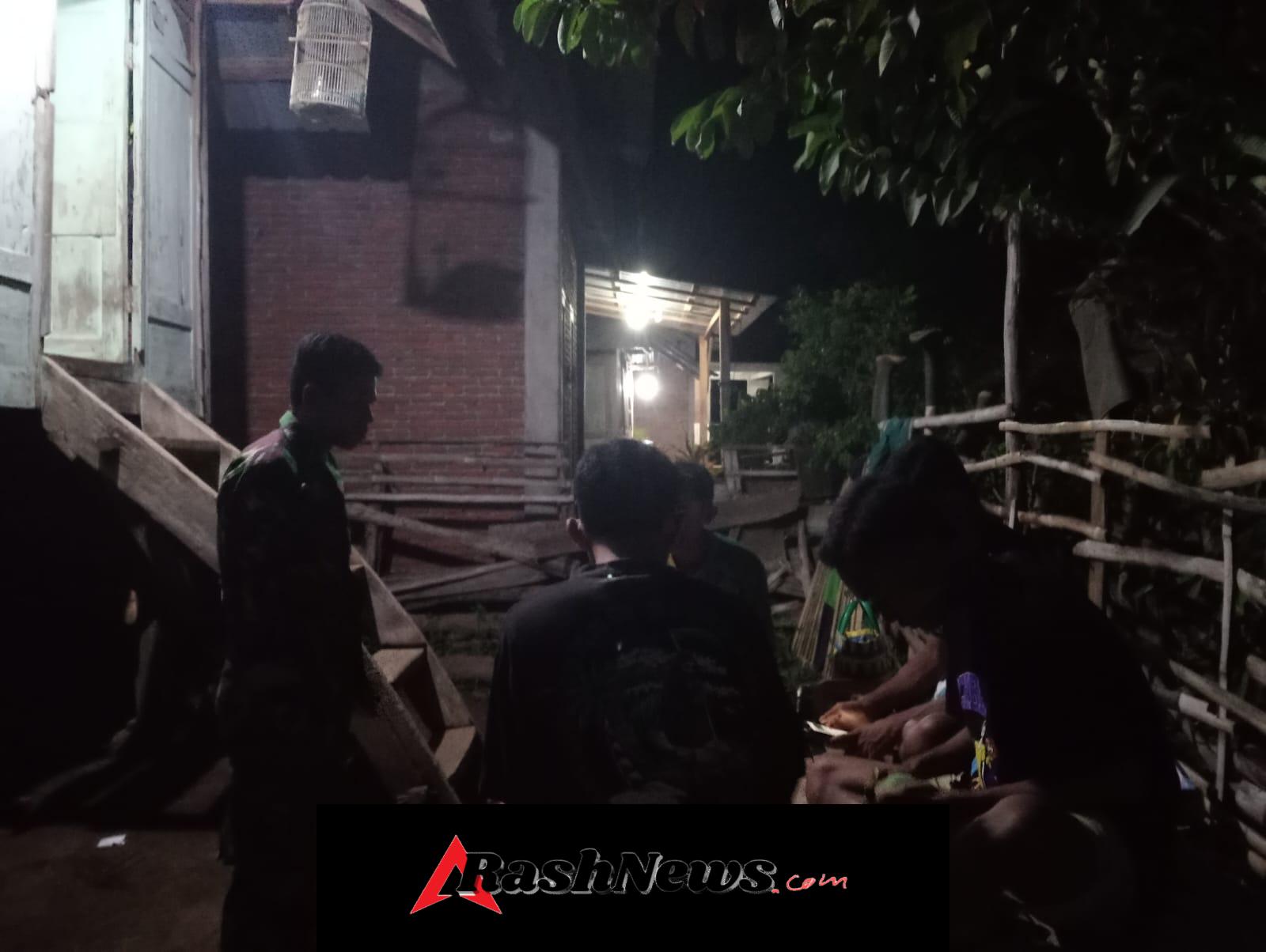 Kongkow-kongkow Bersama Warga, Babinsa Manggelewa Perkuat Kamtibmas