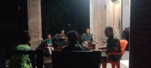 Kongkow-KongkowBersama Pemuda, Babinsa Serma Sulaiman Sampaikan Himbauan Keselamatan dan Kamtibmas