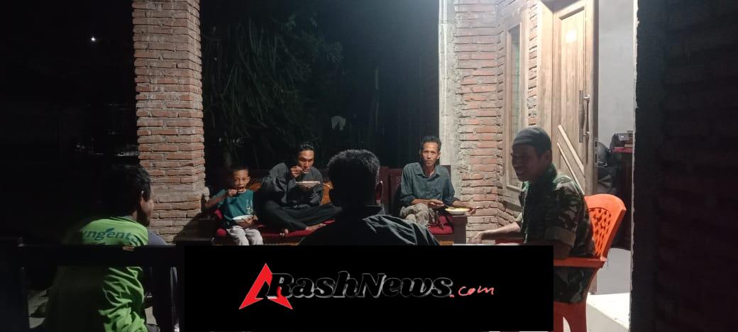 Kongkow-KongkowBersama Pemuda, Babinsa Serma Sulaiman Sampaikan Himbauan Keselamatan dan Kamtibmas