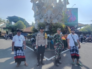Kawal Tradisi Leluhur, Babinsa Petulu Pastikan Prosesi Ngiring Ida Sesuhunan Aman dan Tertib