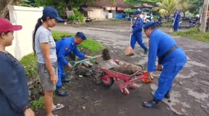 Sat Polairud Polres Karangasem Bersama Warga Pesisir Jasri Bersihkan  Material Pada Saluran Air