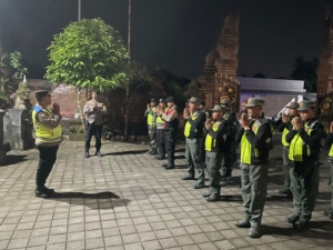 Kapolsek Mengwi Pimpin Patroli Terpadu Bersama Linmas Mengwitani