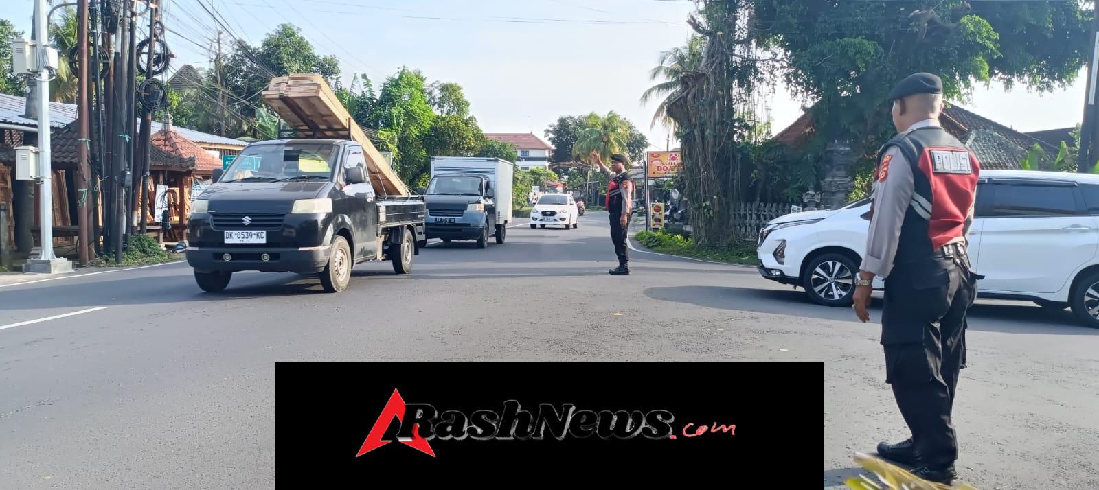 Sabtu Sore, Personel Polsek Abiansemal Hadir Di Jalan Atur Arus Lalu Lintas
