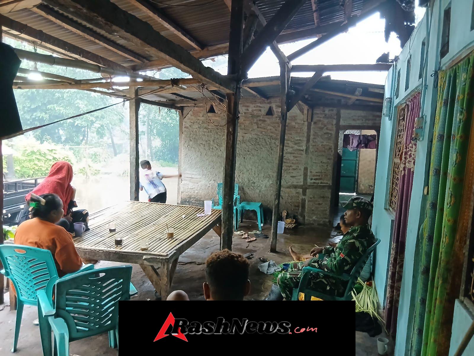 Babinsa Pantar Timur Laksanakan Komsos Bersama Warga Desa Kaleb