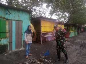 TNI dan Warga Bergerak Cepat Bersihkan Pantai Tercemar