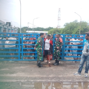 Babinsa Lewoleba Bersama Instansi Terkait Amankan Aktivitas KM Lawit