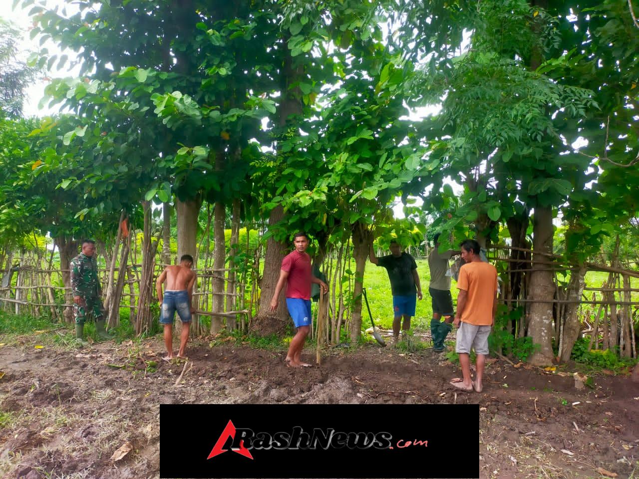 Perkuat Ketahanan Pangan, Babinsa dan Warga Desa Hadakamali Bangun Saluran Air