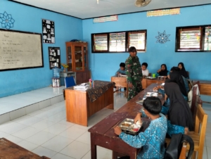 Babinsa Koramil Jereweh Dampingi Program Makan Bergizi Gratis di SD Negeri Goa