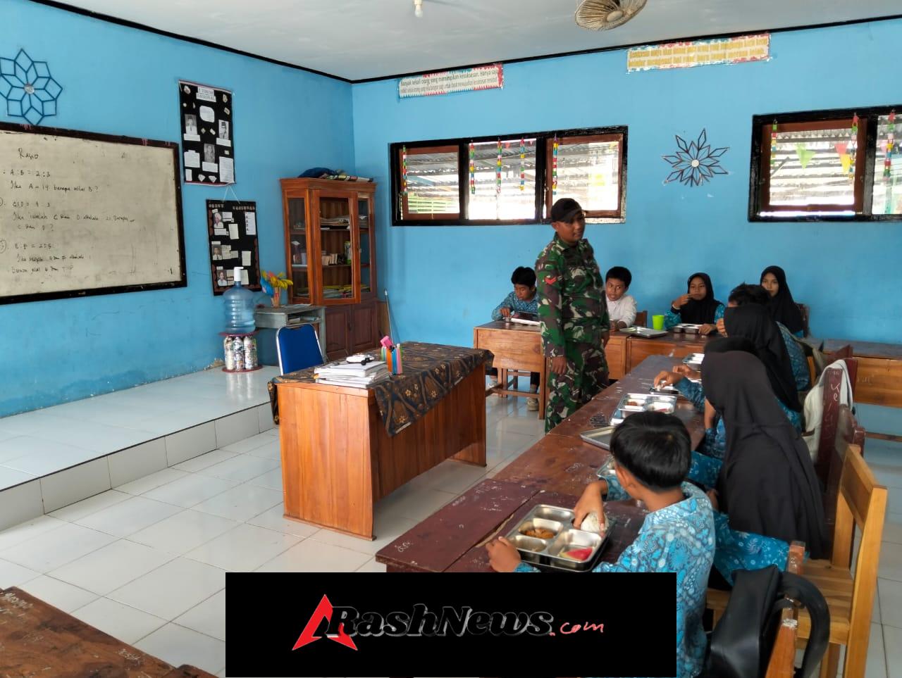 Babinsa Koramil Jereweh Dampingi Program Makan Bergizi Gratis di SD Negeri Goa