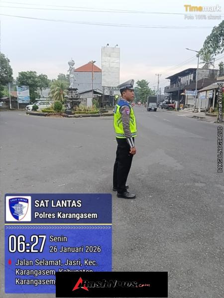 Unit Turjawali Sat Lantas melaksanakan Pengaturan dan Penjagaan di Pos 3 Patung Salak Jasri