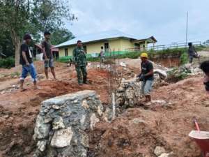 Babinsa Hadir dalam Pembangunan Desa, Awasi Pekerjaan Pondasi Koperasi Desa Merah Putih
