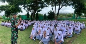 Edukasi Generasi Muda, Kasi Ter Brigif dan Prajurit Denma Brigif TP/31/PS Berikan Materi Bela Negara kepada Pelajar SMK N 1 Pekat.