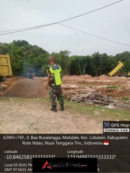 Babinsa Koramil 1627-01/Ba’a Pantau Penurunan Material Pasir di Lokasi KDKMP Kuli Aisele