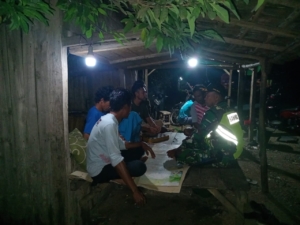 Kongkow-kongkow Bersama Warga, Babinsa Nanga Tumpu Perkuat Keamanan Wilayah