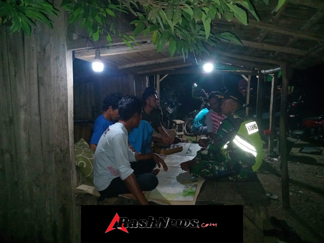 Kongkow-kongkow Bersama Warga, Babinsa Nanga Tumpu Perkuat Keamanan Wilayah