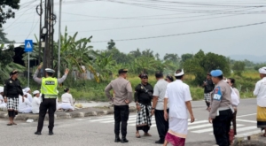 Kapolsek Klungkung Pimpin Langsung Pengamanan Melasti Pedharmaan Sira Arya Kanuruhan Besakih.